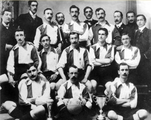 Athletic Club en 1903, de azul y blanco