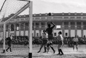 Jugada de un partido del Hércules de Cádiz CF en 1944 en Mirandilla con Plaza de Toros al fondo