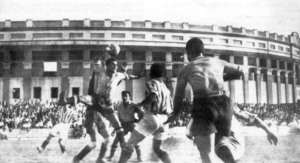 Jugada de un partido del Cádiz CF en Mirandilla en 1942 con Plaza de Toros al fondo