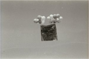 El Villarreal Cf asciende a 2ª en 1970 y una pancarta alusiva al "Submarino Amarillo" es soltada al aire con globos