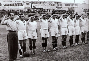 1937. Los jugadores del Madrid FC forman puño en alto