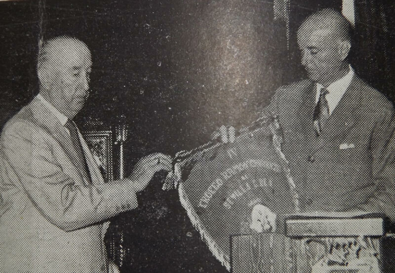 José León de Carranza, alcalde de Cádiz y Ramón de Carranza, presidente del Sevilla CF en el IV Trofeo Carranza (1958).