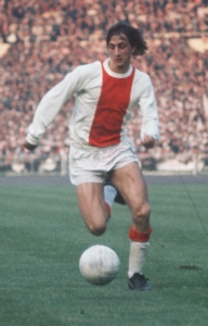 Cruyff con la camiseta del Ajax (Campeón de Europa) sin escudo.