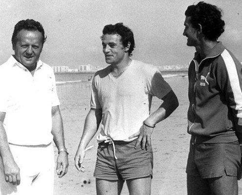1981: Milosevic (entrenador del Cádiz CF), Mané (jugador) y David Vidal (segundo entrenador) en un entrenamiento en la playa de Cádiz.