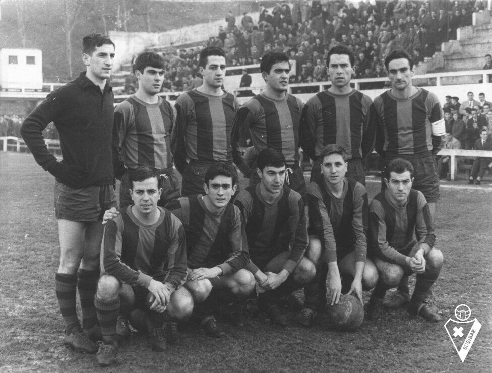 SD Eibar 1964/65. Agachado en el centro, Gárate.