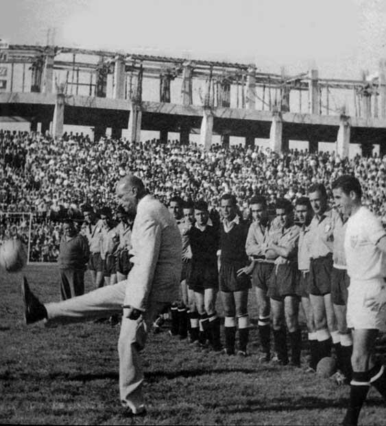 Ramón de Carranza, presidente del Sevilla CF dando el saque de honor en la inauguración del estadio.