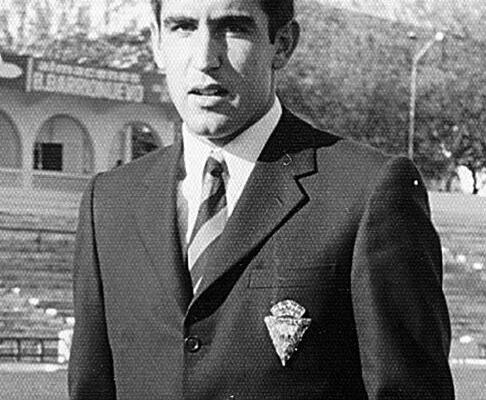 Andrés González luce en 1970 traje con escudo en chaqueta.